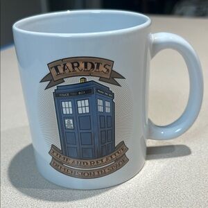 Dr. Who Features TARDIS Design Mug
NEW IN BOX